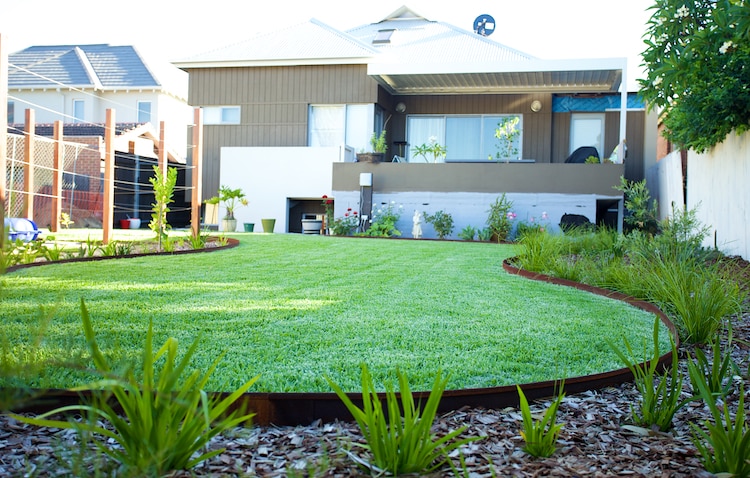 Construction & Landscaping logo