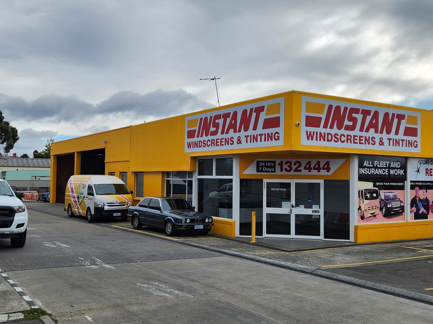 Instant Windscreens & Tinting logo